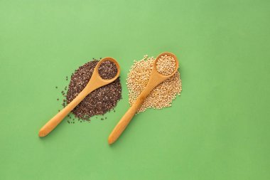 Chenopodium kinoa ve Salvia hispanica - İki kaşıkta kinoa ve chia tohumları.