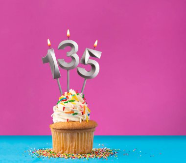 135 numaralı doğum günü mumlu kek - Mavi ve mor arka planda yıldönümü kartı