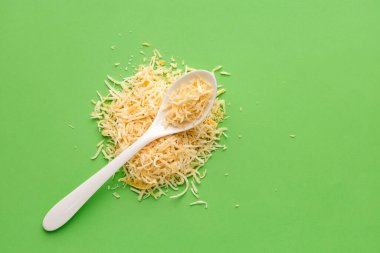 Cocos Nucifera - Kaşığın üzerinde taze rendelenmiş hindistan cevizi.