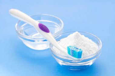 Diş fırçası, kabartma tozu ve ağız temizliği için su..