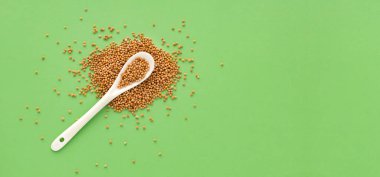 Kaşık içinde kurutulmuş sarı hardal tohumu - Sinapis alba