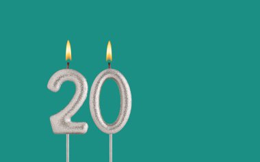 Yeşil zemin üzerinde doğum günü kartı - 20 numara şeklinde mum