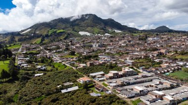 Sonson, Antioquia, Kolombiya. 5 Ekim 2024. 33.598 kişilik nüfusa sahip belediye insansız hava aracı ile hava görüntüsü.