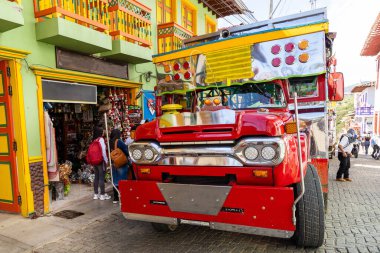 Jerico, Antioquia, Kolombiya. 25 Ekim 2024. Kolombiya şehirlerinin renkli ve yerli taşımacılığı.