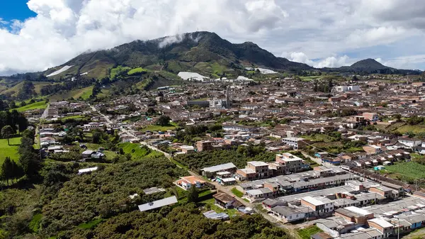 Sonson, Antioquia, Kolombiya. 5 Ekim 2024. 33.598 kişilik nüfusa sahip belediye insansız hava aracı ile hava görüntüsü.