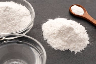 Temizlik için kabartma tozu ve sirke karışımı..