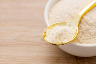 Kase ve kaşıkta hidrolize kolajen tozu - organik jelatin tozu