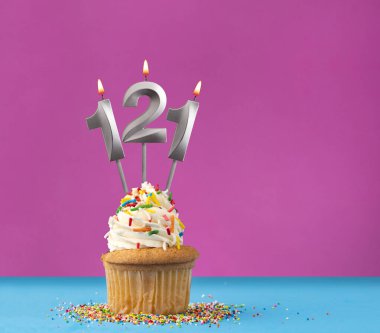 121 numaralı doğum günü mumlu kek - Mavi ve mor arka planda yıldönümü kartı