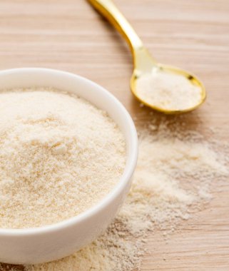 Organik jelatin tozu da hidrolize kolajen olarak adlandırılır. Kasede ve kaşıkta beyaz toz.