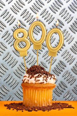 800 numaralı mumlu çikolatalı kek - Endüstriyel metalik arka planda doğum günü.