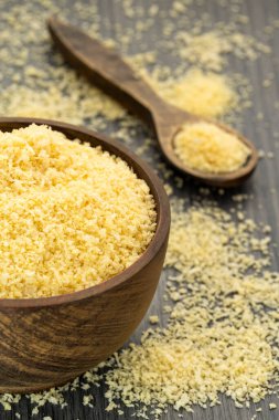 Çıtır çıtır sarı panko ekmek kırıntıları kasede ve tahta kaşıkta.