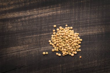 Bir yığın kahverengi mercimek - mercek mutfağı.