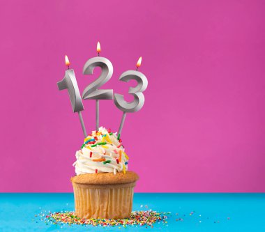 123 numaralı doğum günü mumlu kek - Mavi ve mor arka planda yıldönümü kartı