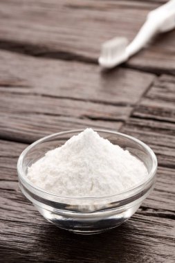 Temizlik için kabartma tozu ve diş fırçasıyla kase..