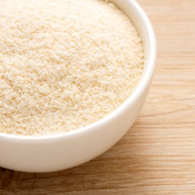 Organik jelatin tozu da hidrolize kolajen olarak adlandırılır. Kasedeki beyaz toz.