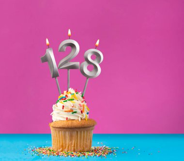 128 numaralı doğum günü mumu - Menekşe ve mavi arka planda kutlama kartı