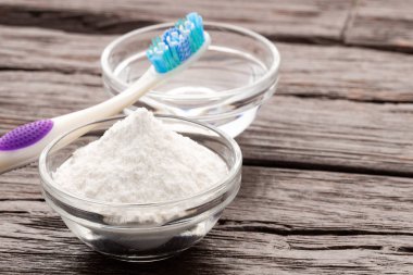 Diş fırçası, kabartma tozu ve ağız temizliği için su..