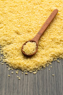 Panko Japon ekmek kırıntıları tahta kaşıkta