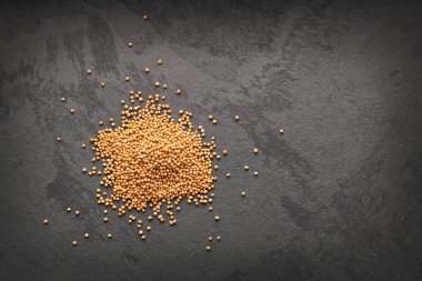 Kurumuş ve organik hardal tohumları yığını - Sinapis alba.