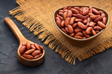 Phaseolus vulgaris - Kase ve kaşıkta kurutulmuş fasulye.