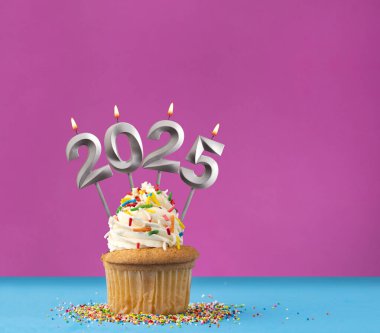 Mutlu yıllar 2025 - Mumlar yanan numaralar şeklinde