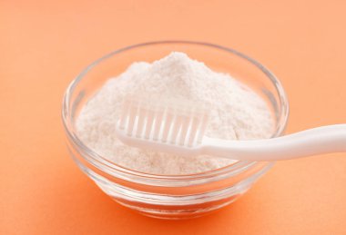 Kabın içinde kabartma tozu ve diş fırçasıyla temizlik.