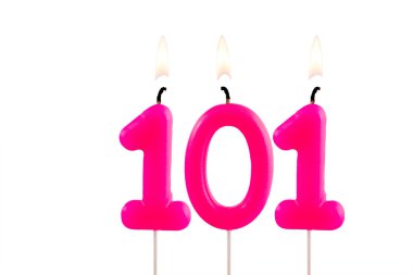 Beyaz arkaplanda 101 numaralı pembe doğum günü mumu