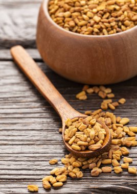 Kavanozda organik çemen tohumları ve tahta kaşık - Trigonella foenum - graecum