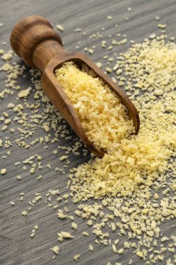 Tahta kaşıkta gevrek sarı panko ekmek kırıntıları.