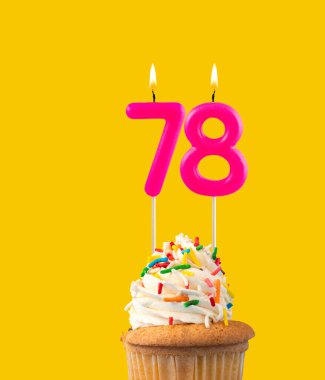 78 numara, Pembe doğum günü mumu..