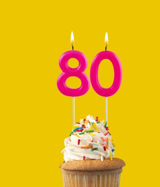 80 numara, Pembe doğum günü mumu - Kek doğum günü.