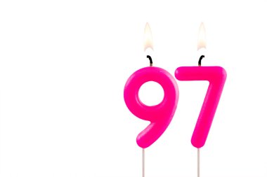Beyaz arkaplanda 97 numaralı pembe doğum günü mumu.