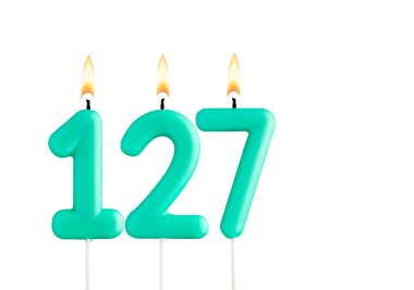 Beyaz arkaplanda yeşil doğum günü mumu - 127 numaralı mum