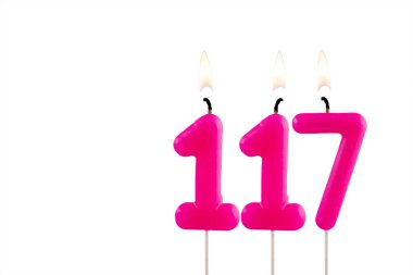 Beyaz arkaplanda 117 numaralı pembe doğum günü mumu.
