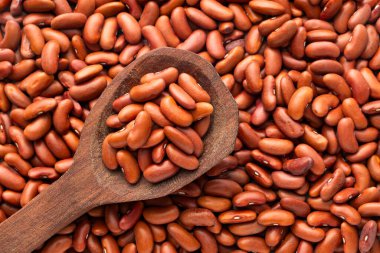 Kaşığın üstünde kurumuş fasulye, masada temel yemek - Fas vulgaris.