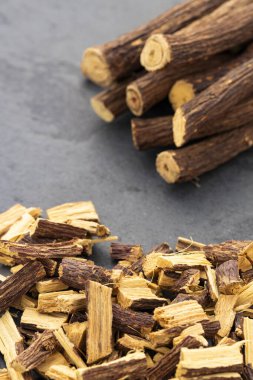 Kurutulmuş tıbbi meyan kökü çubukları - Glicyrhiza glabra.