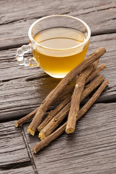 Glicyrhiza glabra - Bardakta sıcak meyankökü çayı.
