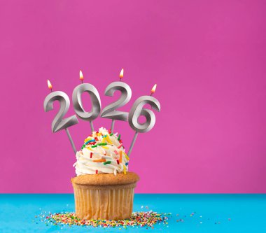 Yeni yıl kutlamaları için 2026 numaralı mumlar.