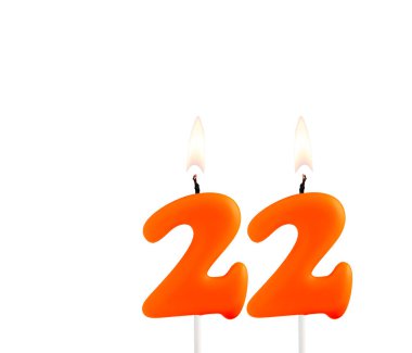 Beyaz arkaplanda turuncu doğum günü mumu - 22 numara