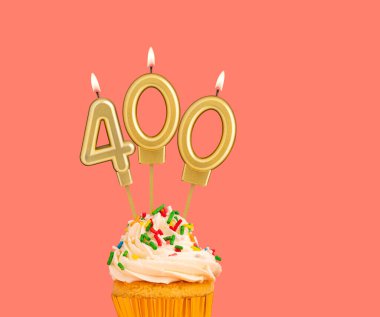 400 numaralı doğum günü pastalı altın mum.