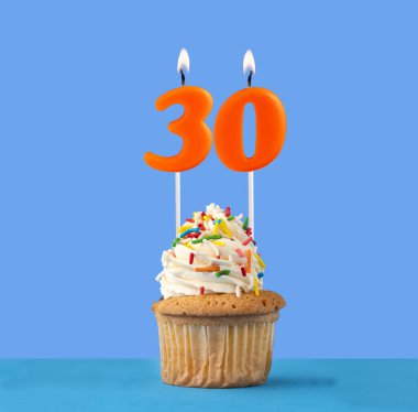 30 numaralı turuncu mum - mavi arkaplanda doğum günü keki