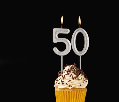 50 numara mumlar - Siyah arkaplanda doğum günü pastası.
