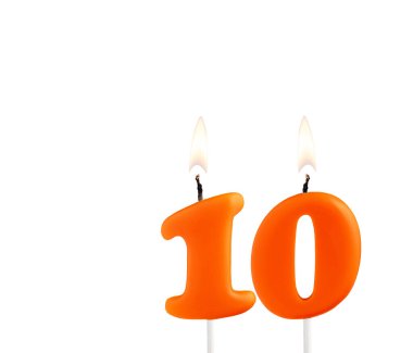 Beyaz arkaplanda turuncu doğum günü mumu - 10 numara