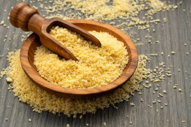 Sarı Japon panko kırıntıları kaşıkta ve kasede.