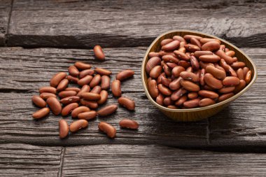 Phaseolus vulgaris - Kase içinde çiğ fasulye.