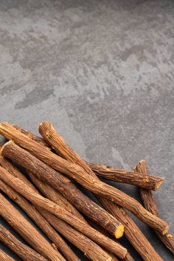 Kurutulmuş tıbbi meyan kökü çubukları - Glicyrhiza glabra.