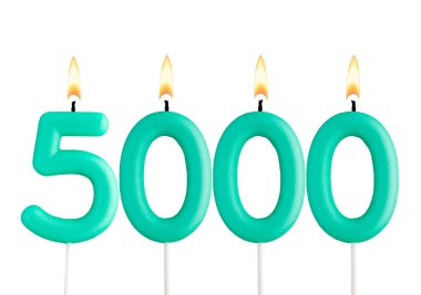Mumlar 5000 sayısını oluşturuyor - beyaz arkaplan