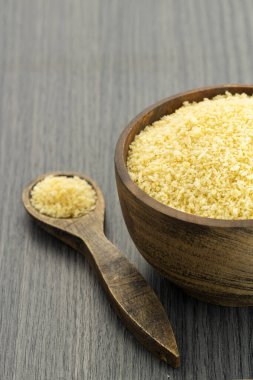 Japon sarı panko kırıntıları kaşık ve kase içinde.