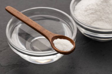 Bir kaşık dolusu kabartma tozu ve sirkeli kase..