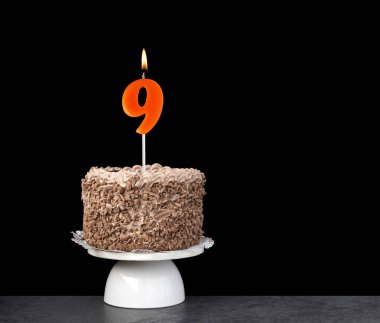 9 numaralı mumlu doğum günü pastası - siyah arkaplanda yıldönümü kartı